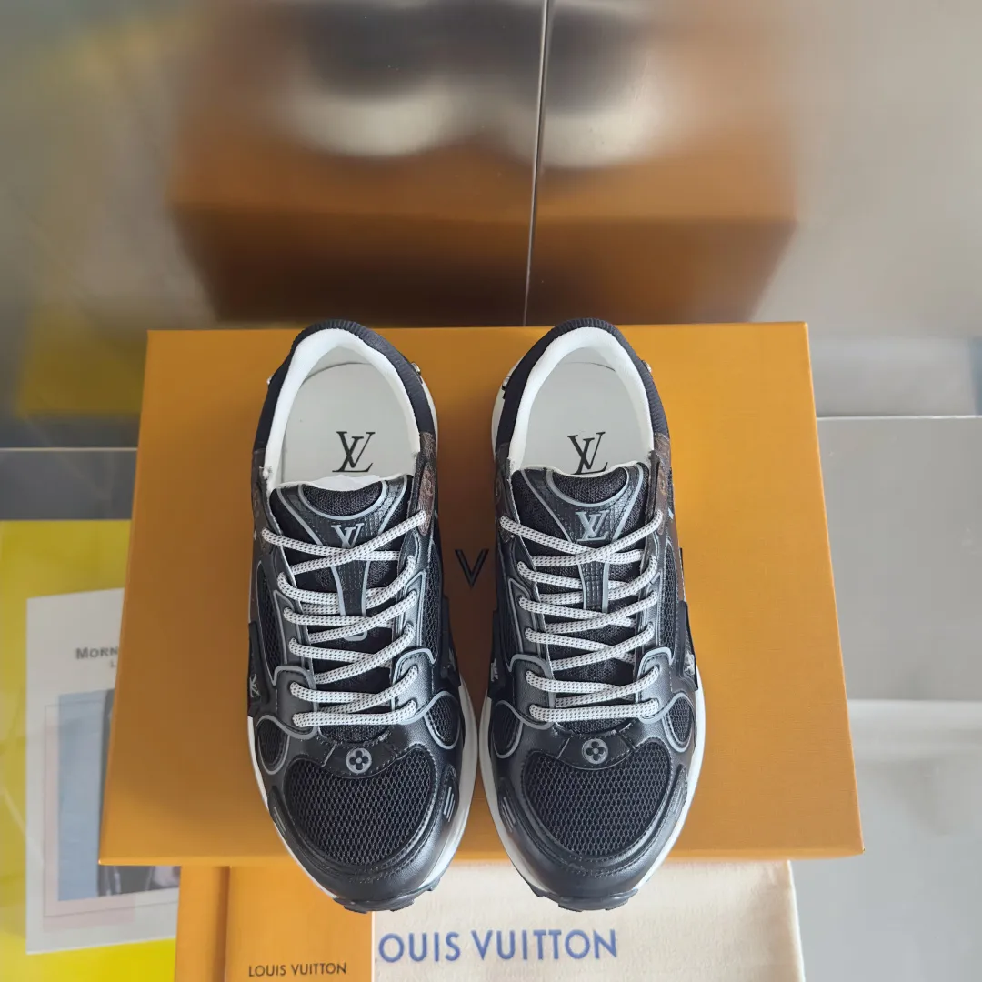 Top version: Couple model 640💰 LV Louis Vuitton L House Donkey Brand Latest Olympia Series Couple Model Silver Horn King Casual Sports Shoes Running Shoes This LV Olympia sports shoe combines mesh fabric and metallic synthetic leather and other technical fabrics to reinterpret the classic running shoe design with a neat and simple design. Lightweight EVA outsole provides a stretchy fit. Rich details such as Monogram embossing and LV letters establish recognition. Exquisite packaging at the delivery counter🛍📦 ▪️Fabric: original imported technical fabric + mesh ▪️Inner lining: original customized breathable mesh ▪️Sole: original molded rubber foam material ▪️Sole thickness: 3.5CM ▪️Size: women's 35-40 / men's 39-44